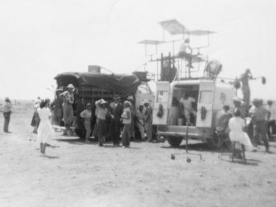 Elizabeth Taylor & husband on GIANT scene